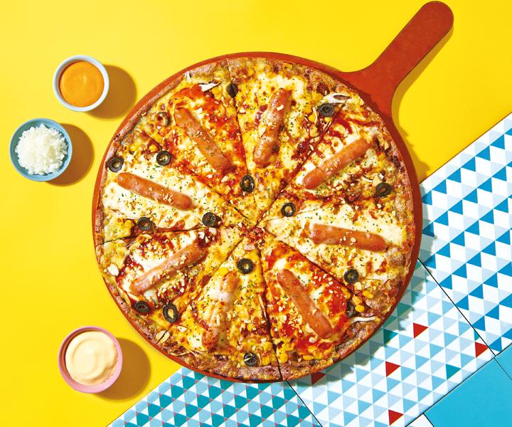 Amber and orange circular dishware with a patterned pizza, representing a Korean pizza delivery service - 피자알볼로 배달.