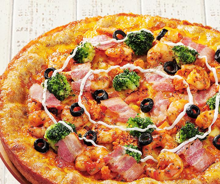 Delivery of Al Bolo Pizza in Korea - A mouthwatering fast food dish with fresh ingredients, fines herbes, and meat.