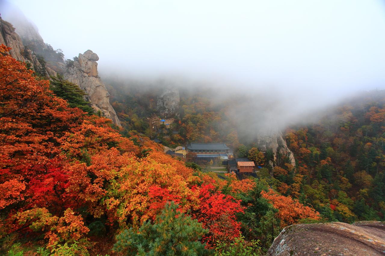 Seoraksan National Park autumn foliage