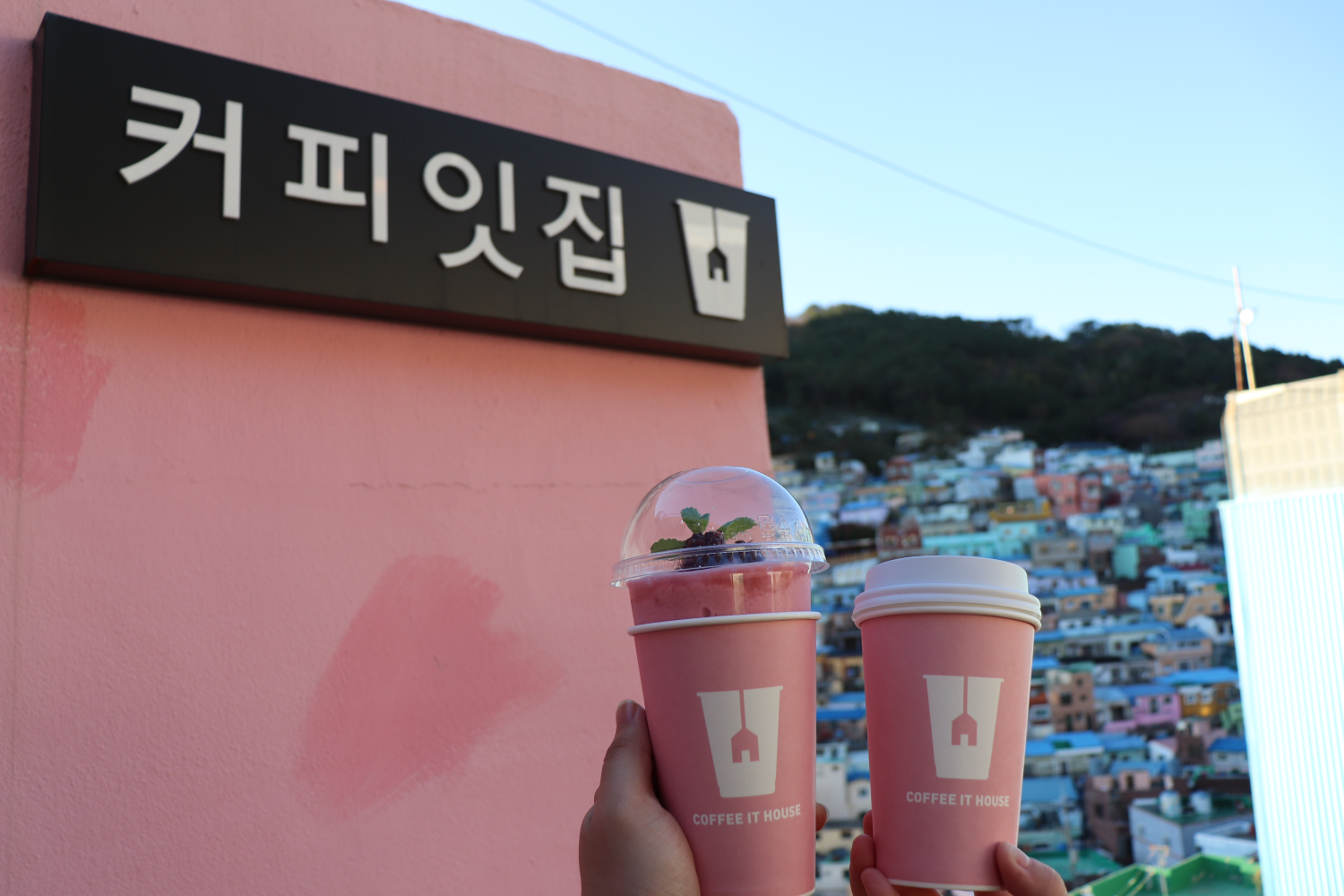 夕陽灑進室內的咖啡廳