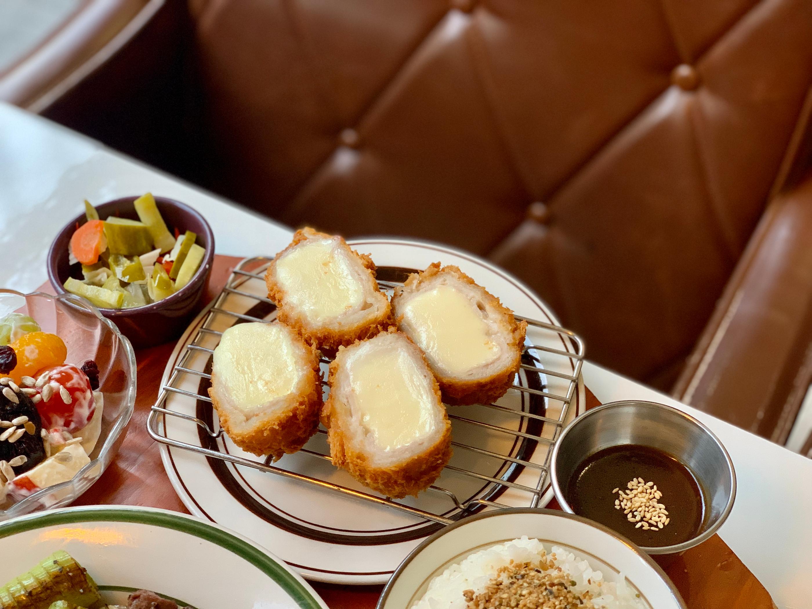 義大利麵兔子飯桌