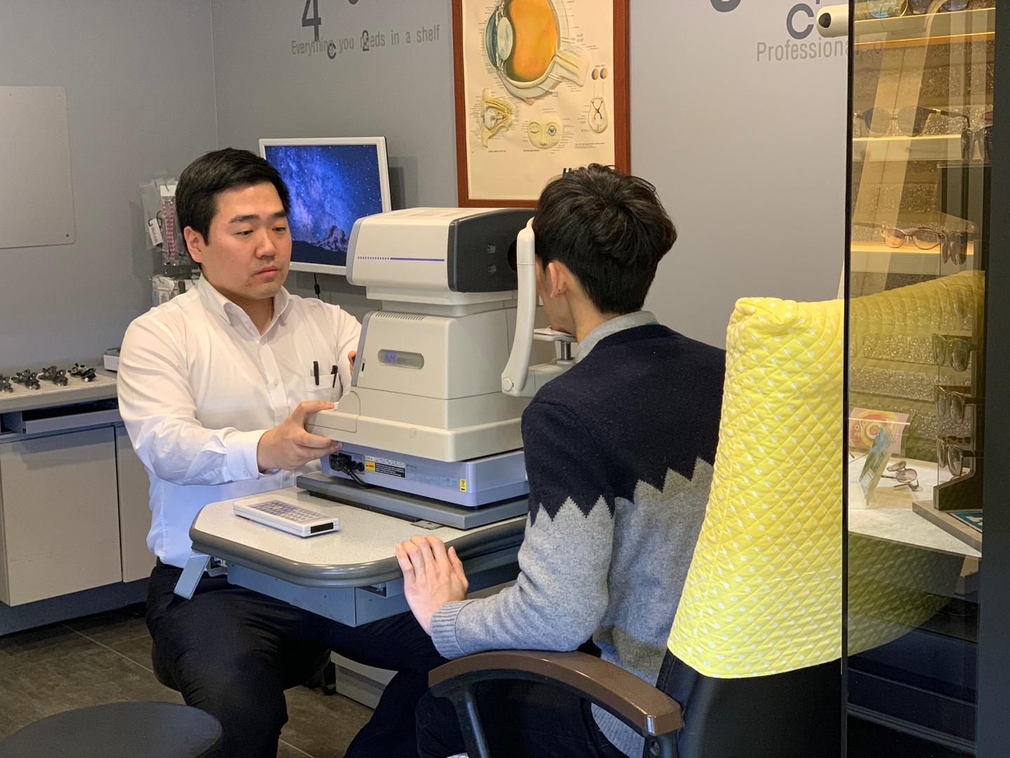 Pilihan kacamata di Toko Optik Gana