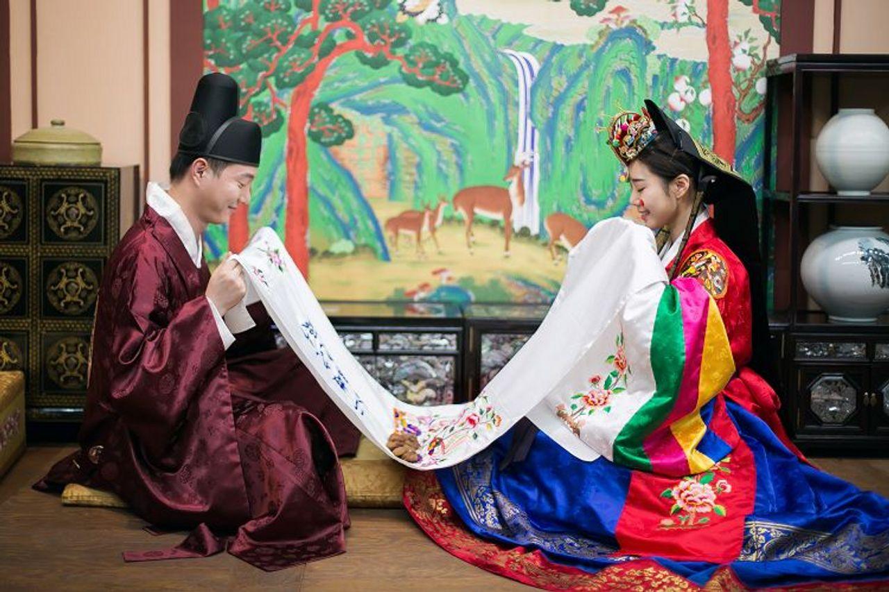 「韓国伝統婚礼行進図」と呼ばれる 伝統的な結婚式の様子を表現した ジオラマ壁飾り 韓国伝統婚礼体験を仁寺洞で満喫！