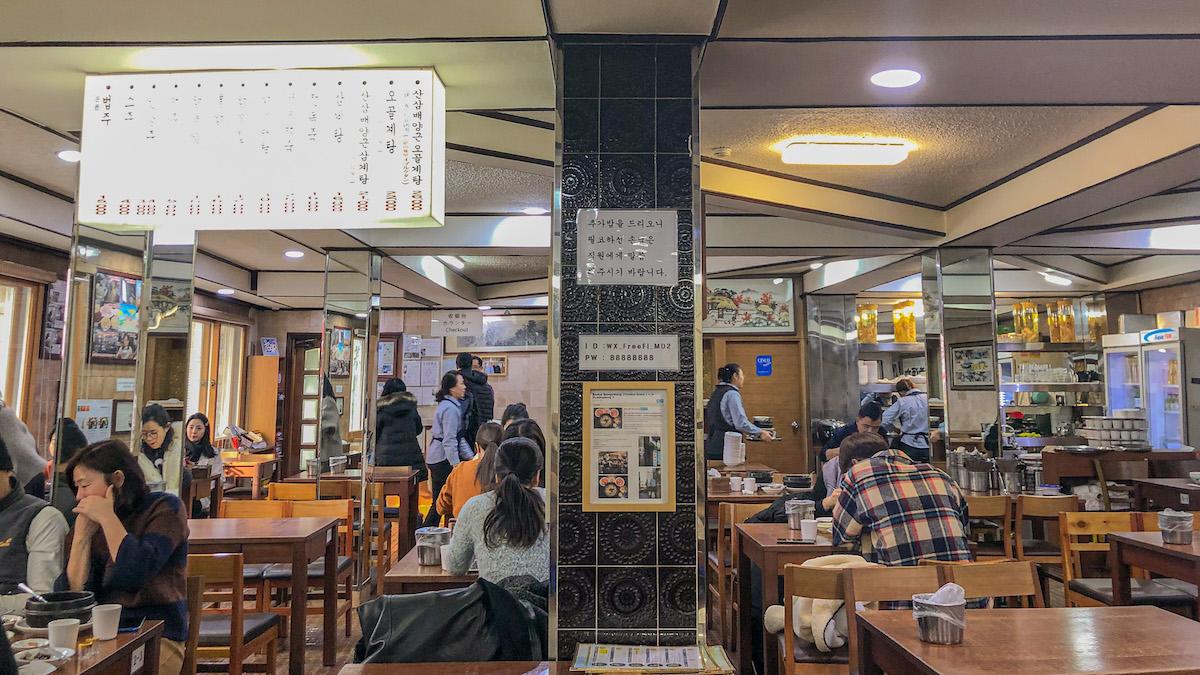 百濟蔘雞湯店內環境