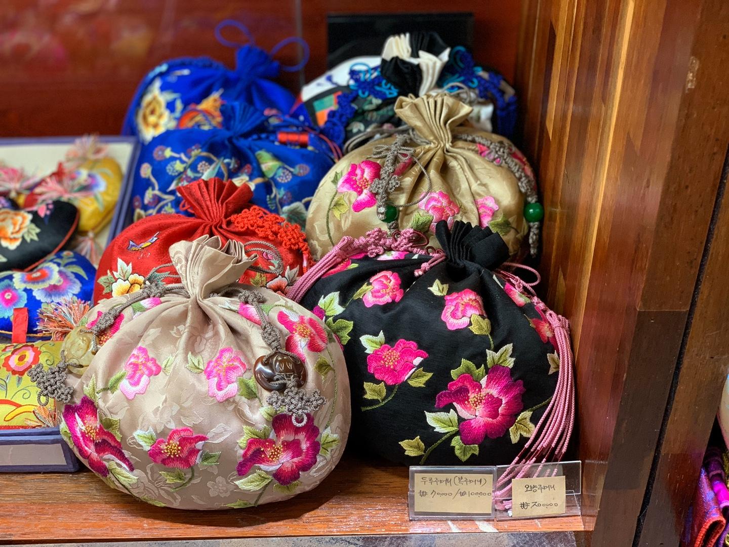 Souvenirs coréens faits main