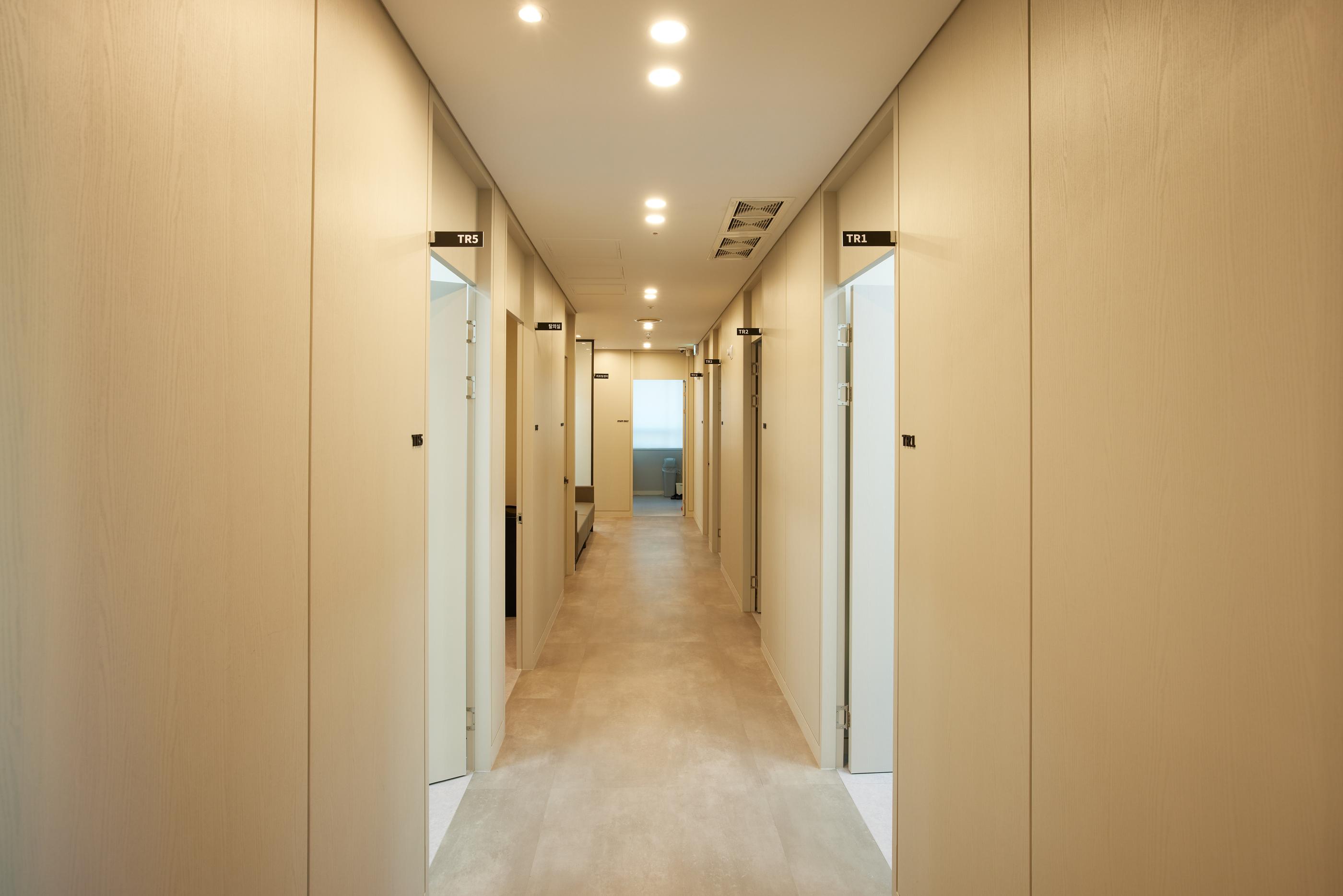 Lien Jang Clinic Hongdae Branch | Popular Hongdae Commercial Area | Popular Lifting · Pores · Acne Scars · Skin Care 3