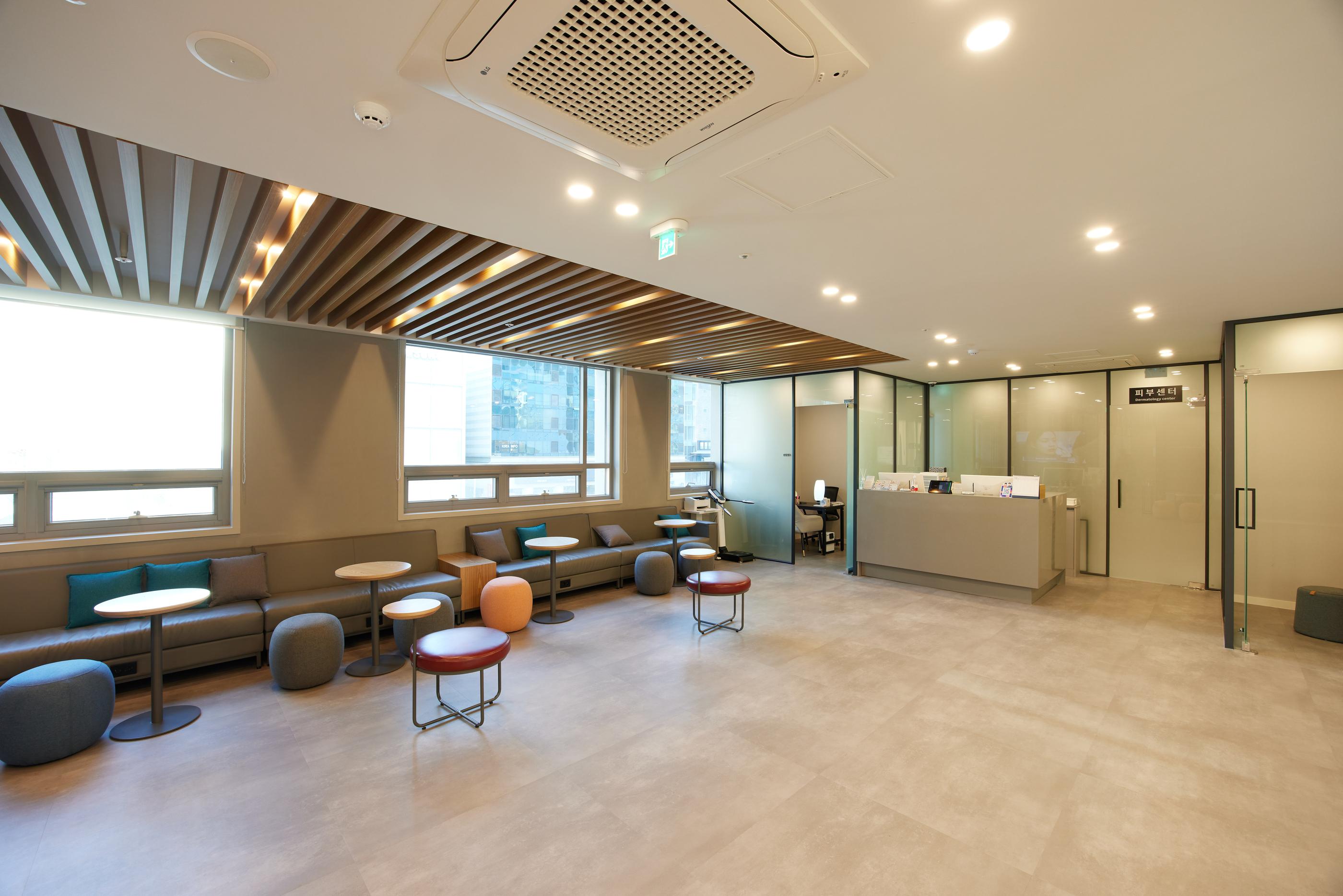 Lien Jang Clinic Hongdae Branch | Popular Hongdae Commercial Area | Popular Lifting · Pores · Acne Scars · Skin Care 4