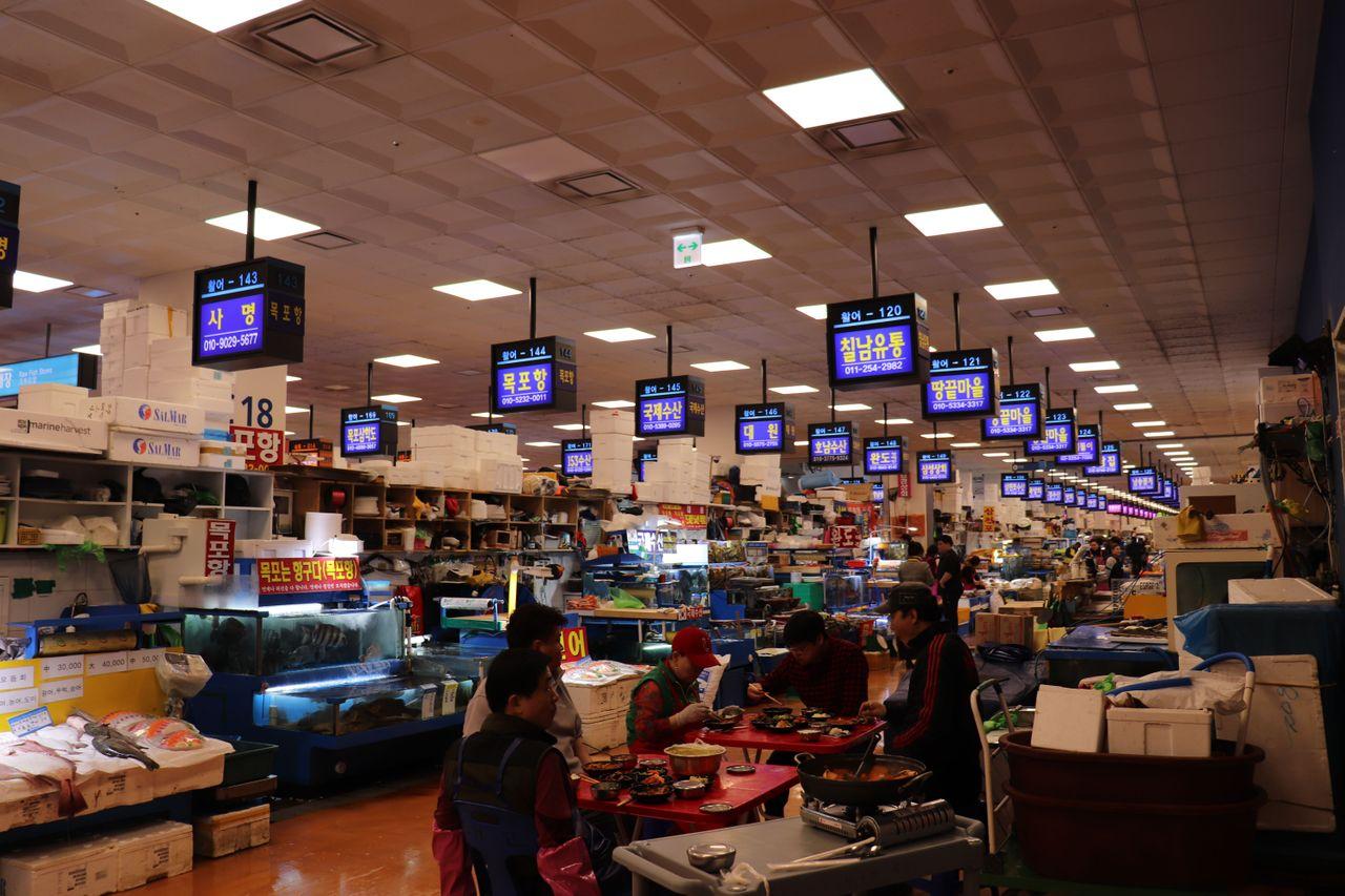 Không khí địa phương tại chợ cá Noryangjin