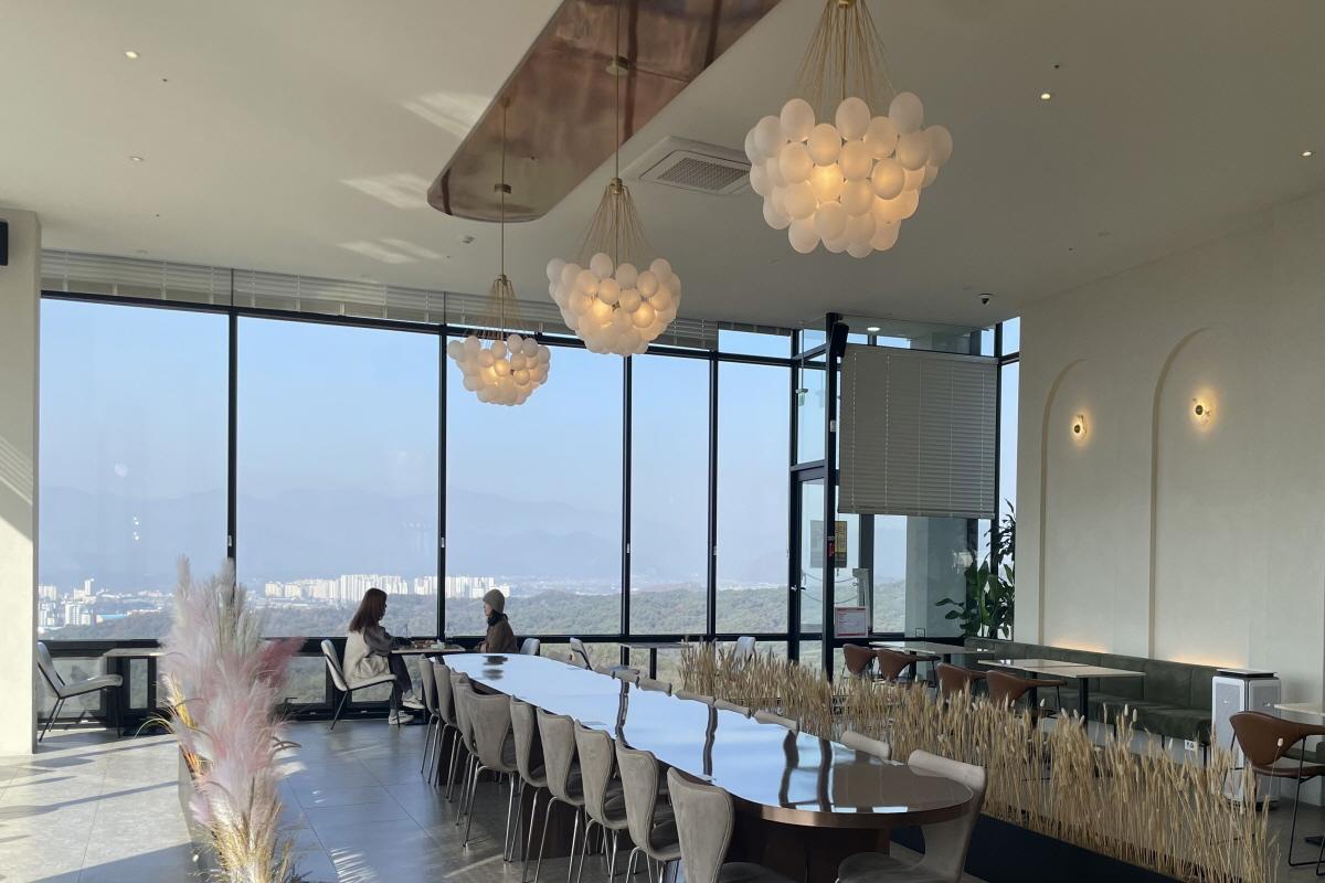 Area duduk lantai atas