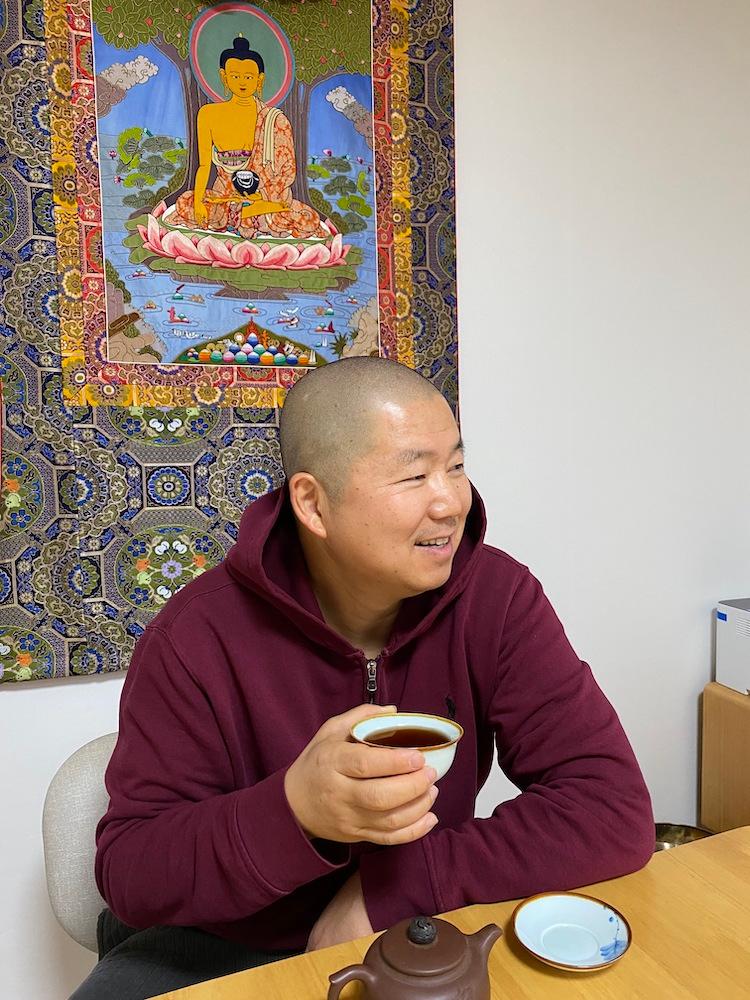 korean monk drinnking tea