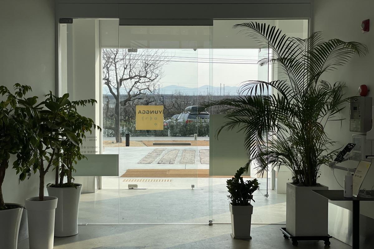 咖啡明家本正門