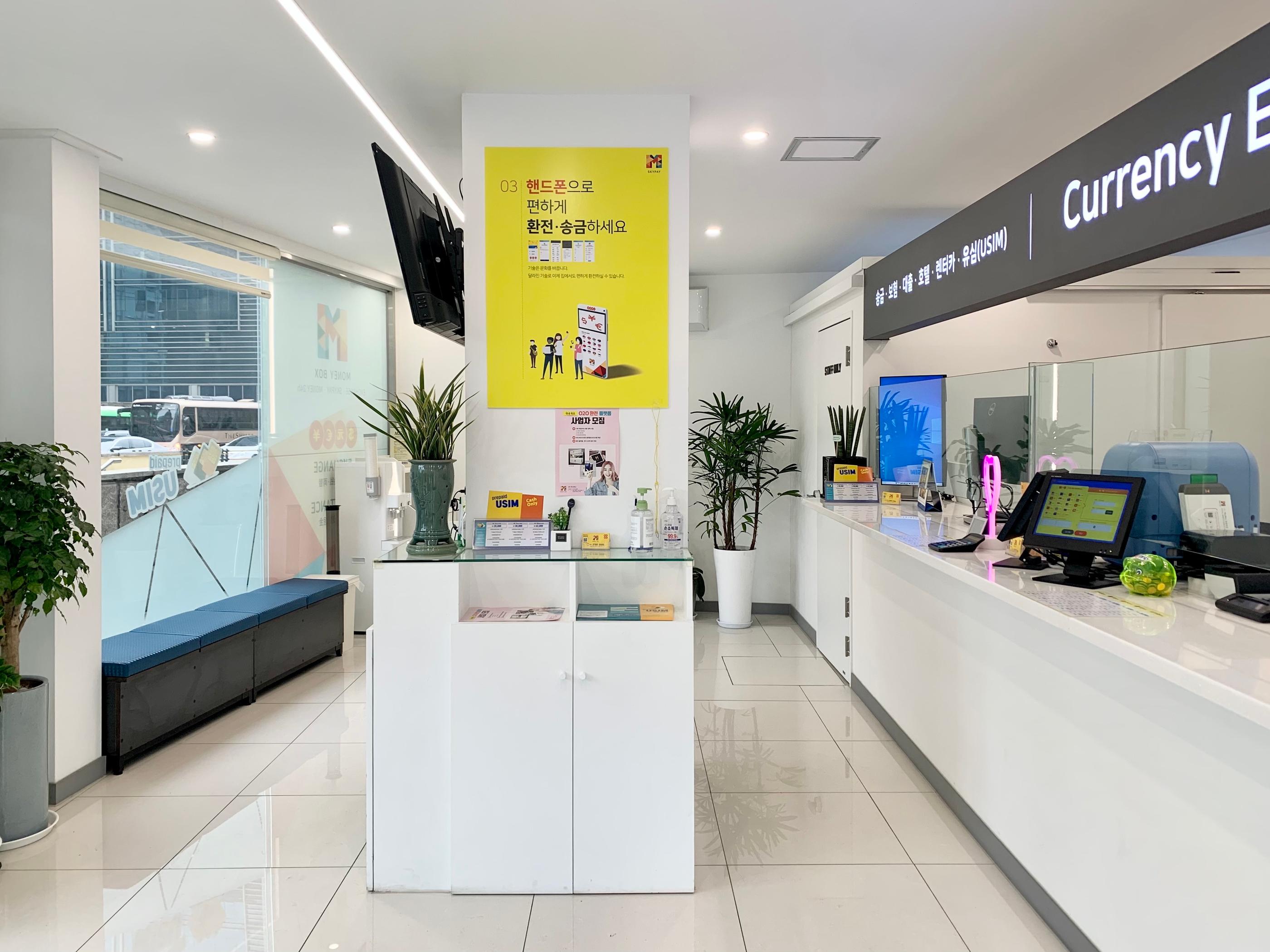 Hỗ trợ đa ngôn ngữ tại Money Box Myeongdong