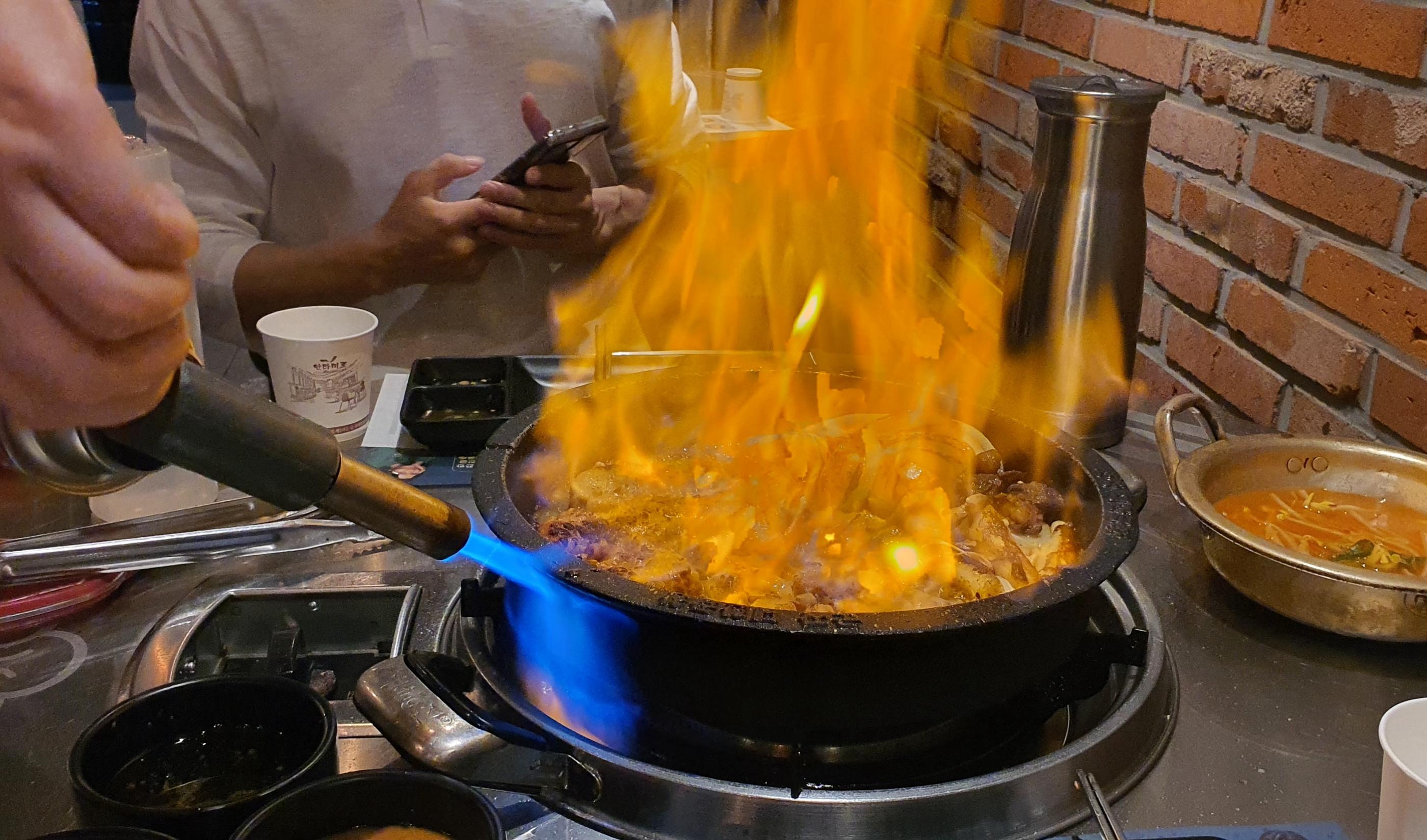 スタッフが焼いてくれるコプチャン