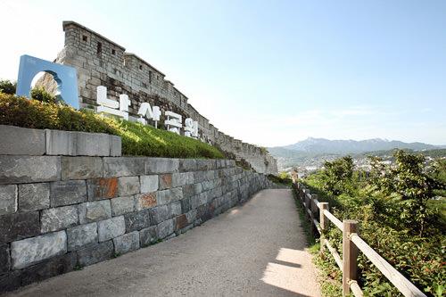 Visite à pied de la forteresse de Séoul-image