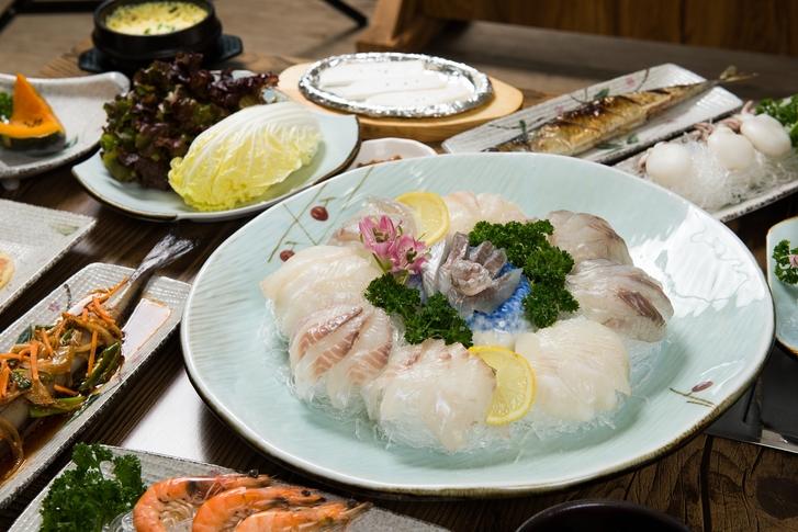 A plate of fresh seafood and seasoning at Noryangjin Fish Market's restaurant in Seoul, Korea.