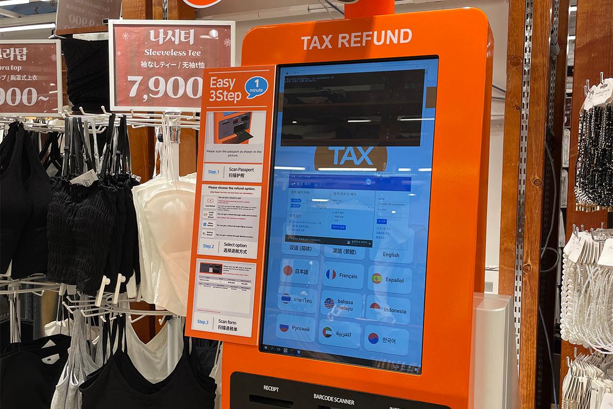 Selección de ropa en tienda