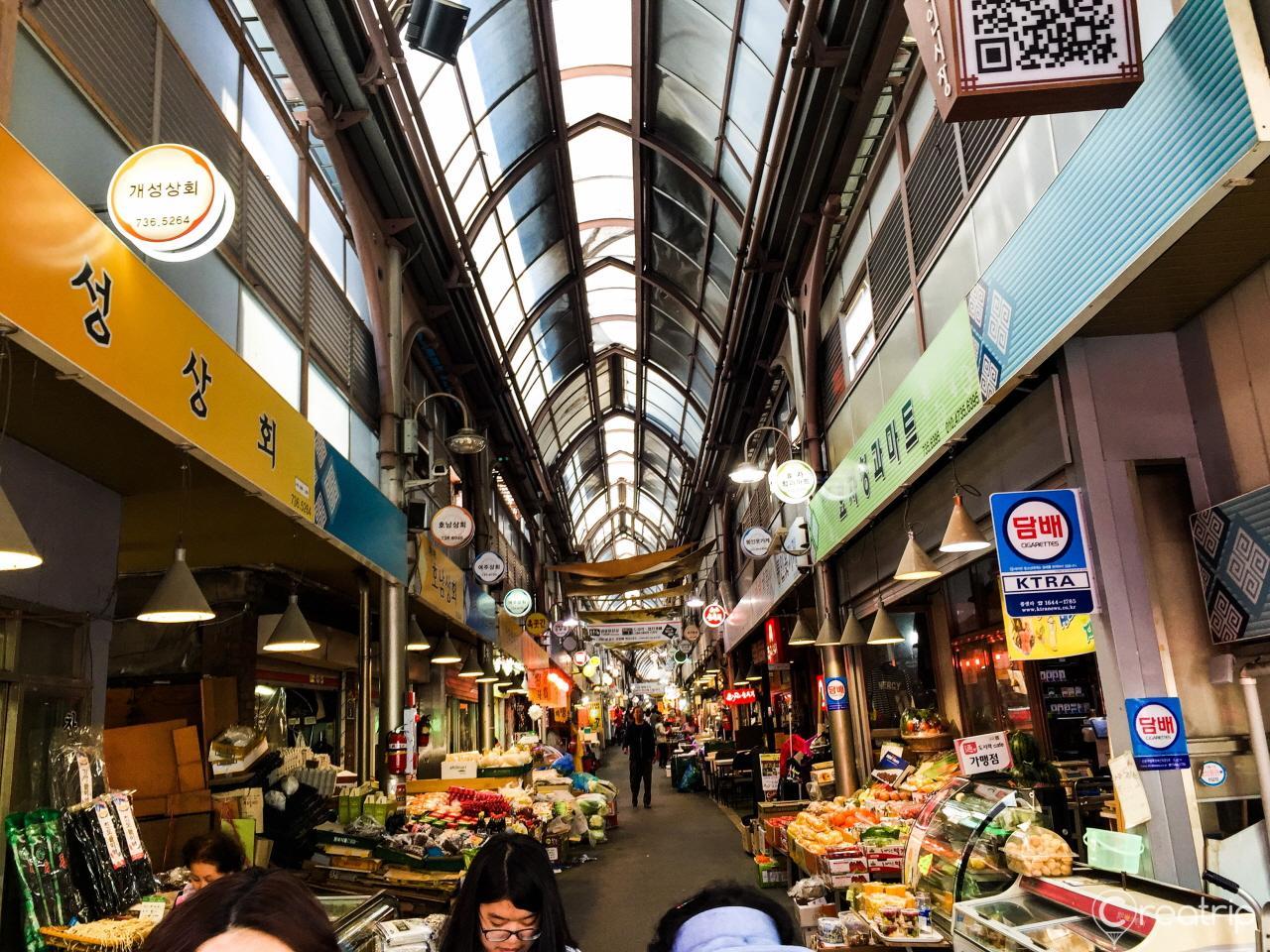 Busy and vibrant public market in Korea's city center - shoppers and vendors busy in the bustling streets of 통인시장.