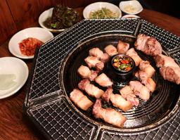 Hombre de JunioㅣPopular restaurante de barbacoa coreana en Hongdae