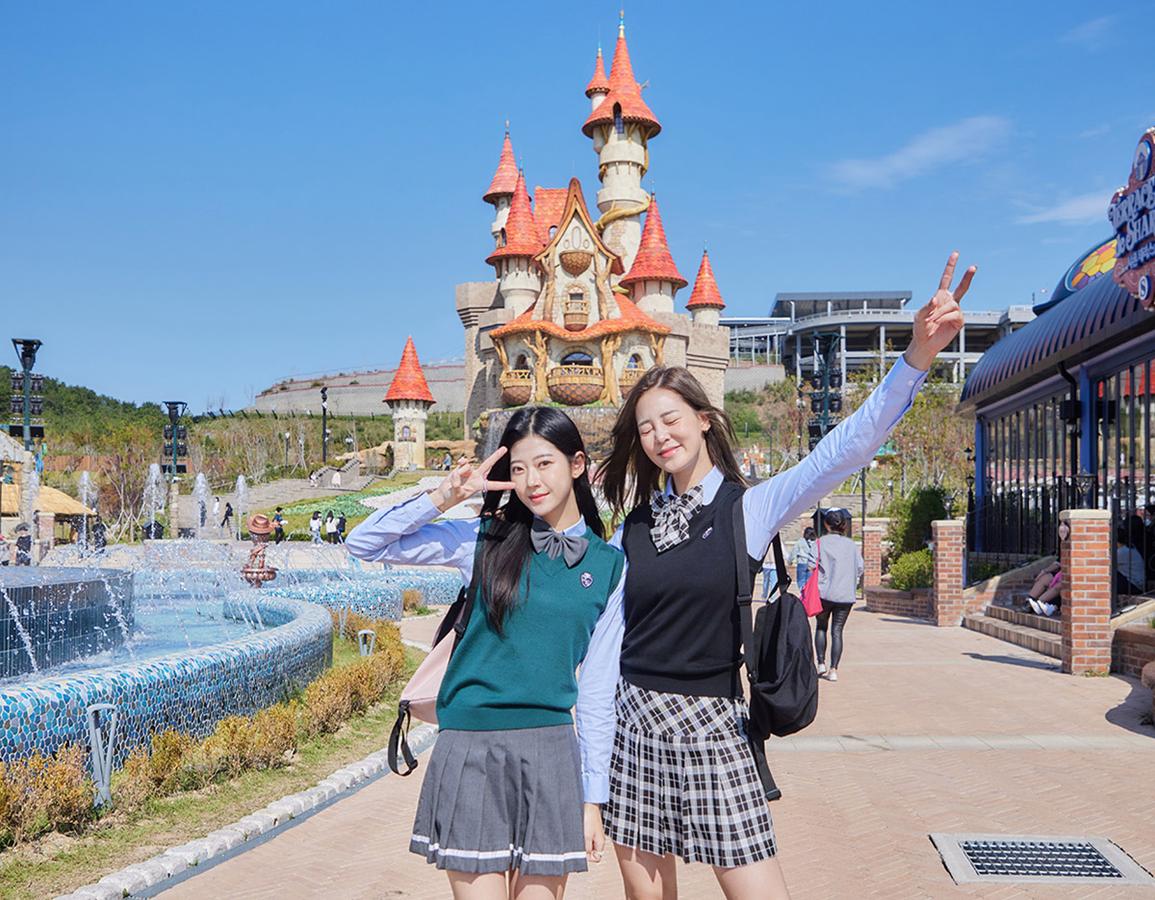 Creatrip: Однодневный абонемент Busan Lotte World + прокат школьной формы в  Гамсунге - Пусан/Корея (Путешествие по Корее)