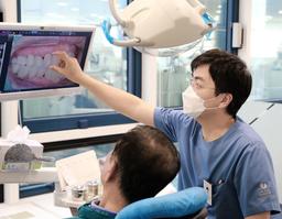 Obtenez des soins dentaires à la station GangnamㅣYONSEI U LINE DENTAL CLINIC