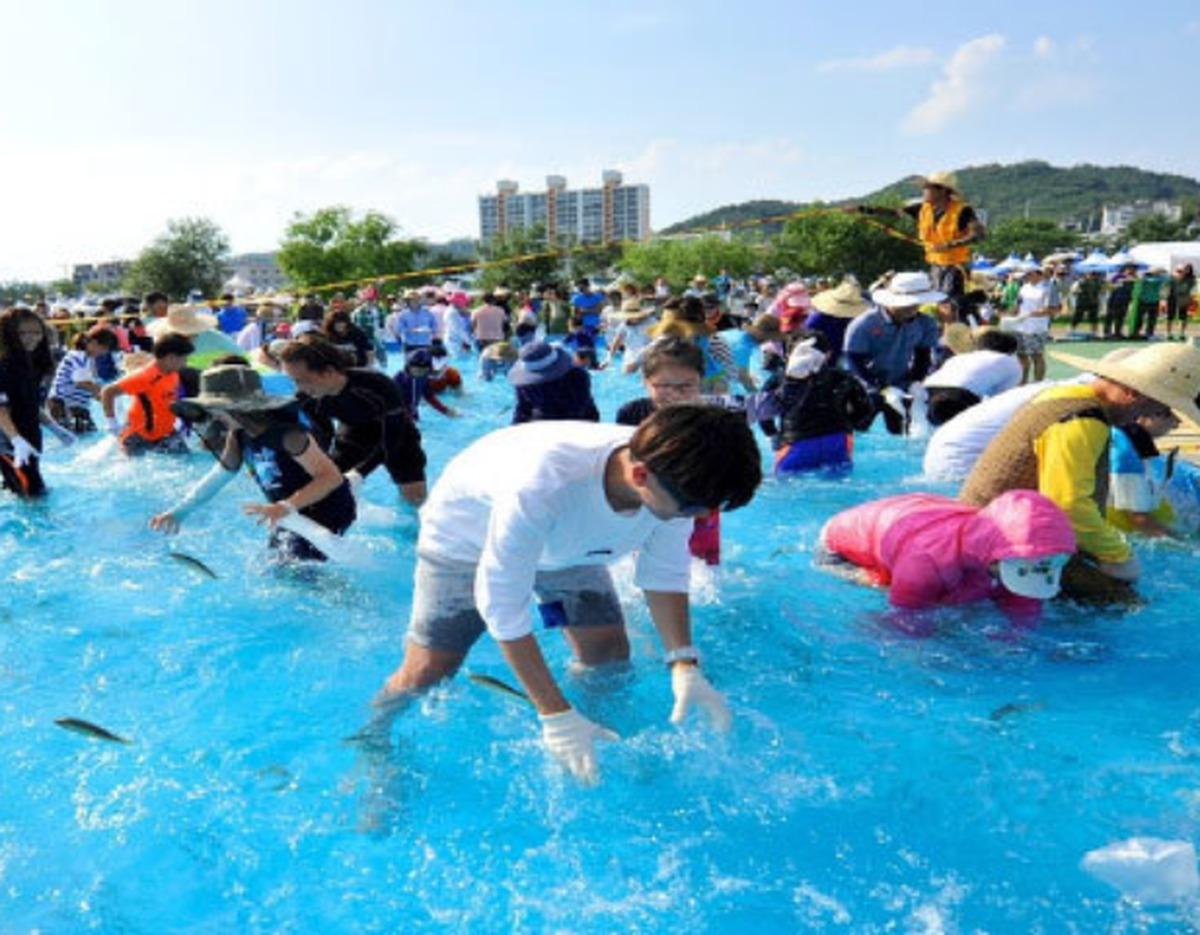 Bonghwa Sweetfish Festival water activity