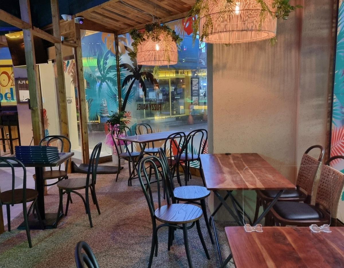 Outdoor seating at Fuzzy Navel Seomyeon