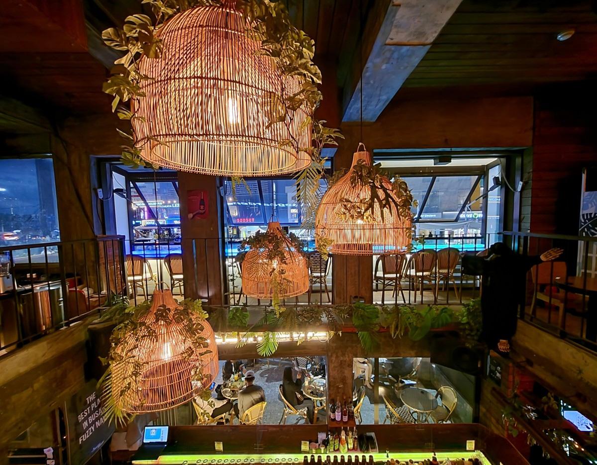 FUZZY NAVEL 海雲台店座位與裝潢