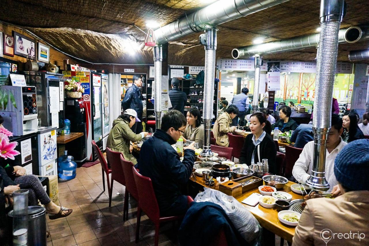 대성갈비 in Seoul's trendy 성수동 featuring 돼지갈비 and bustling crowds.