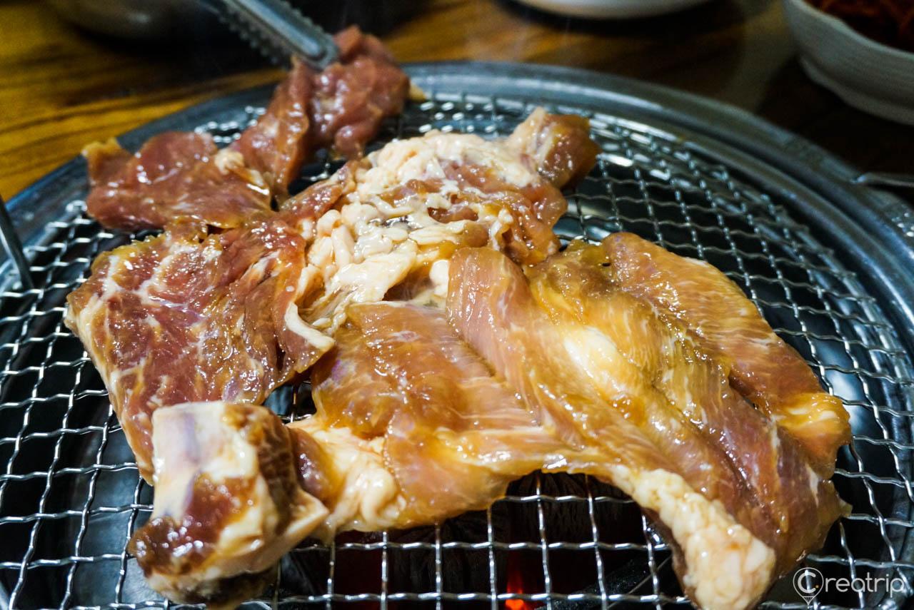 Delicious dishes including pork meat served on tableware at famous restaurant 대성갈비 in Seoul's trendy 성수동 neighborhood.