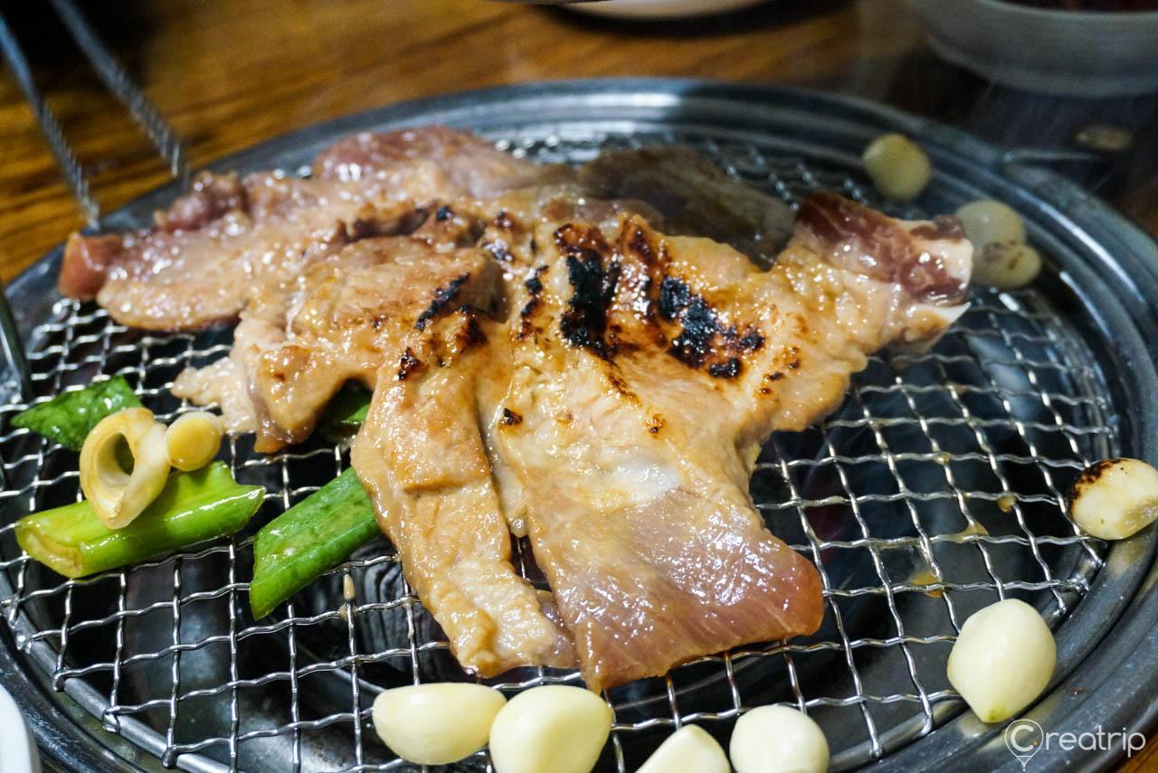 A delicious spread of 대성갈비 grill, perfect for Seoul's foodies.