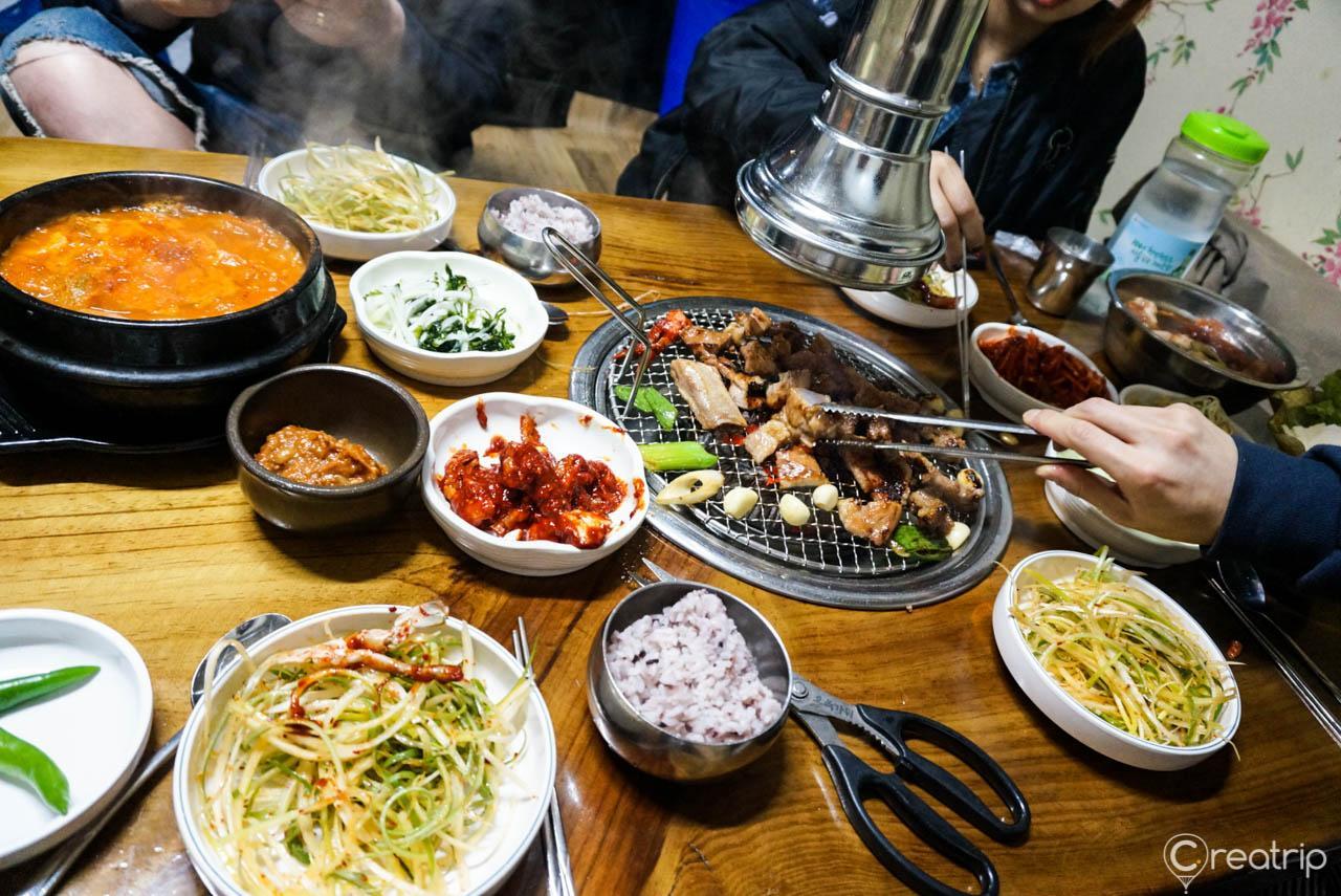 A dish of 대성갈비, a famous cuisine in Seoul's 성수동 district. The plate is filled with ingredients and is set on a table with tableware.