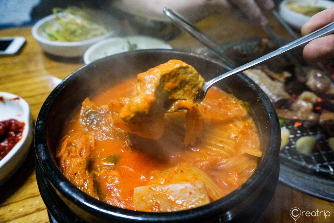 A savory Korean dish of 대성갈비 Stew served in 서울 성수동 맛집 with tableware and ingredients.