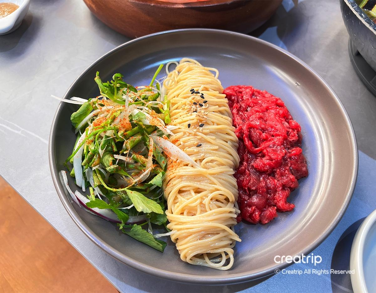 Атмосфера ужина в Morak