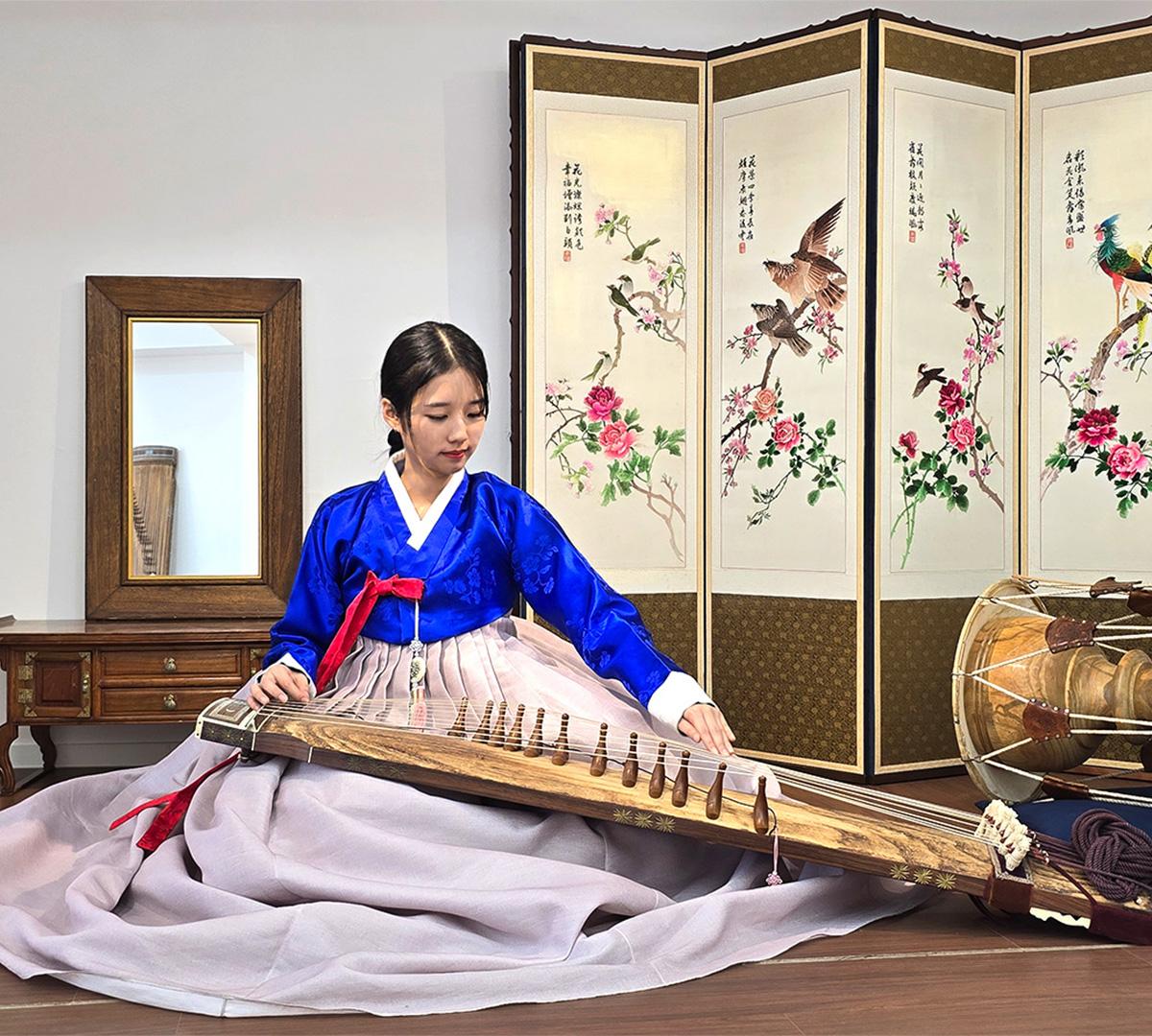 Kelas Gayageum (alat musik dawai tradisional Korea) yang indah-image