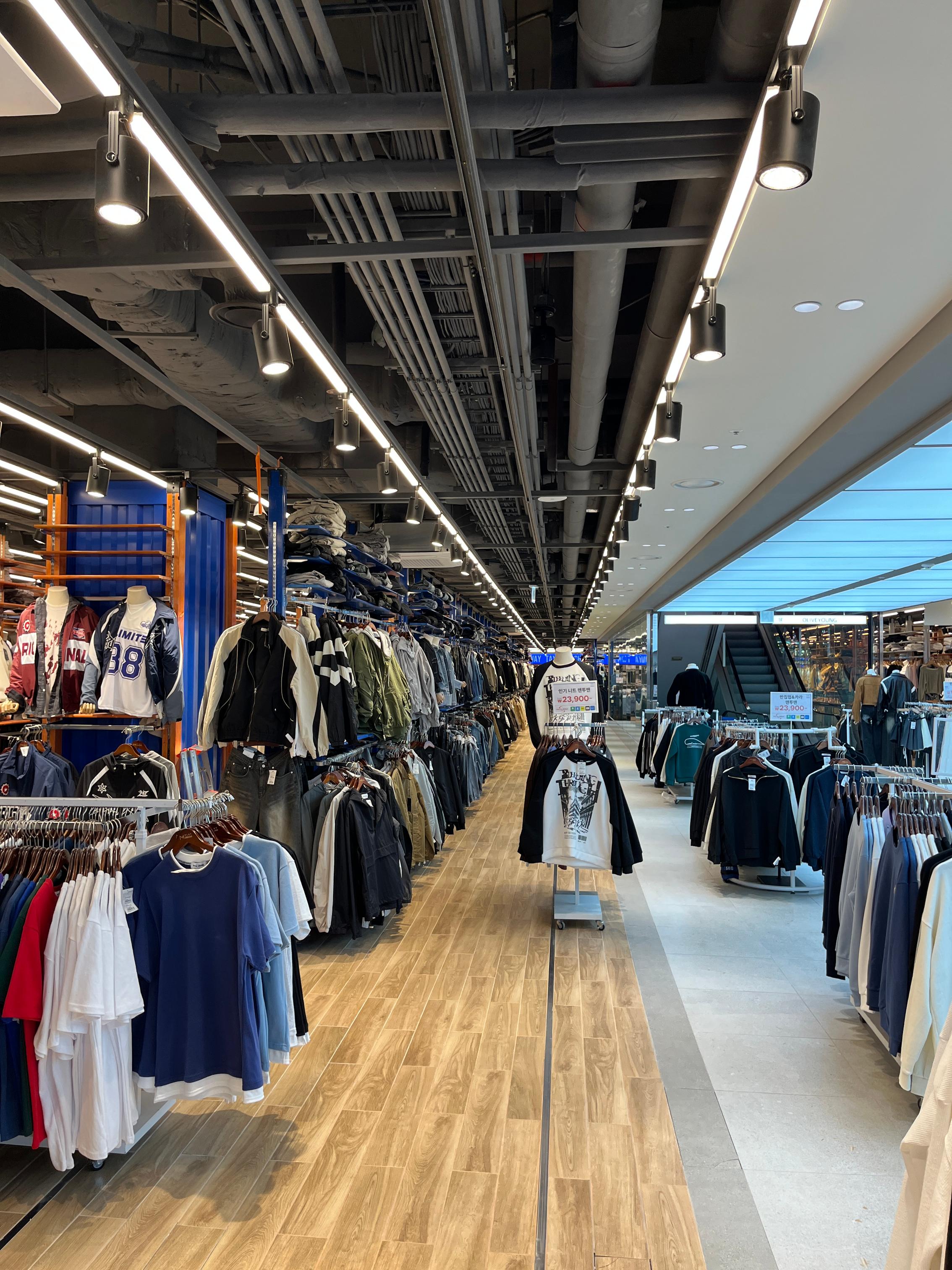 Exhibición de ropa en M Playground Myeongdong Migliore