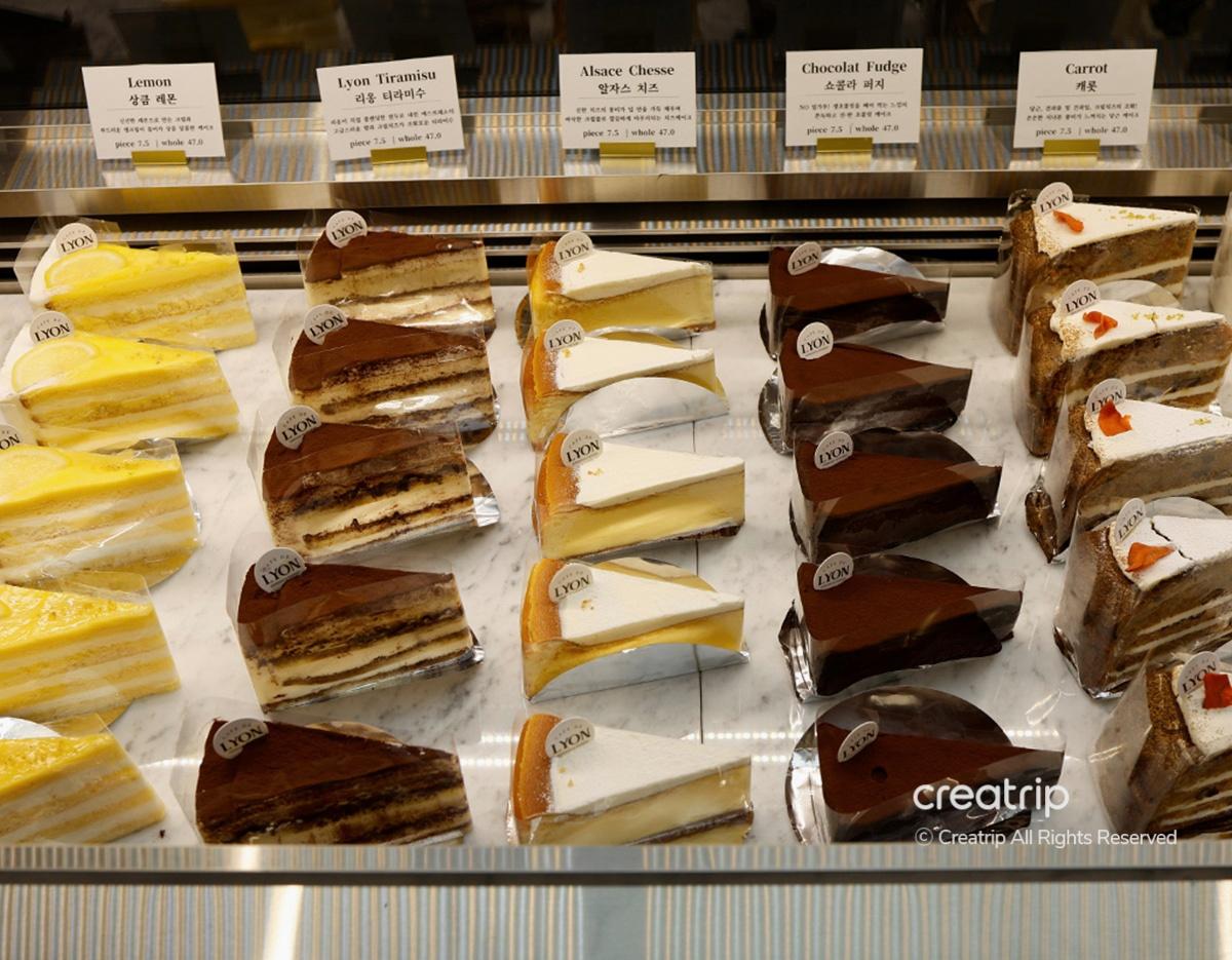 Cafe de Lyon counter