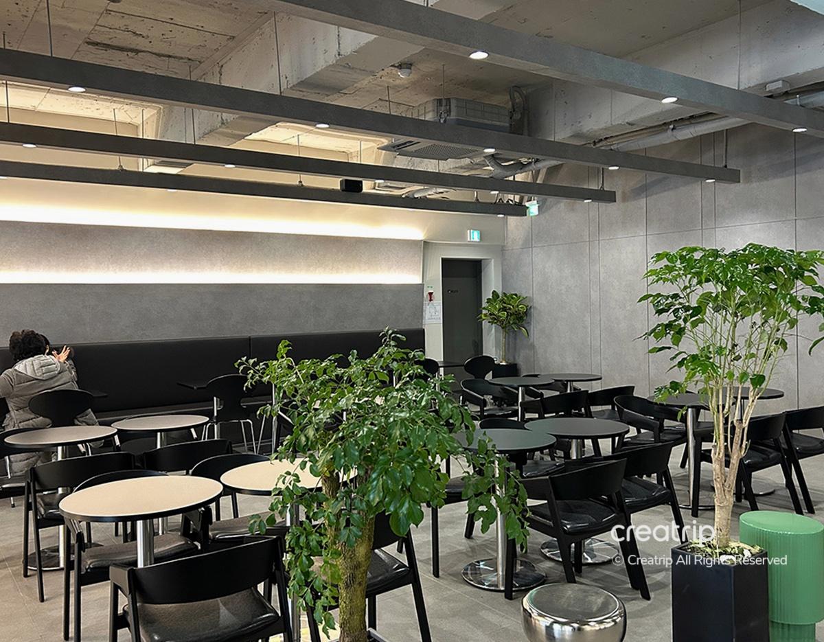 Cafe de Lyon seating