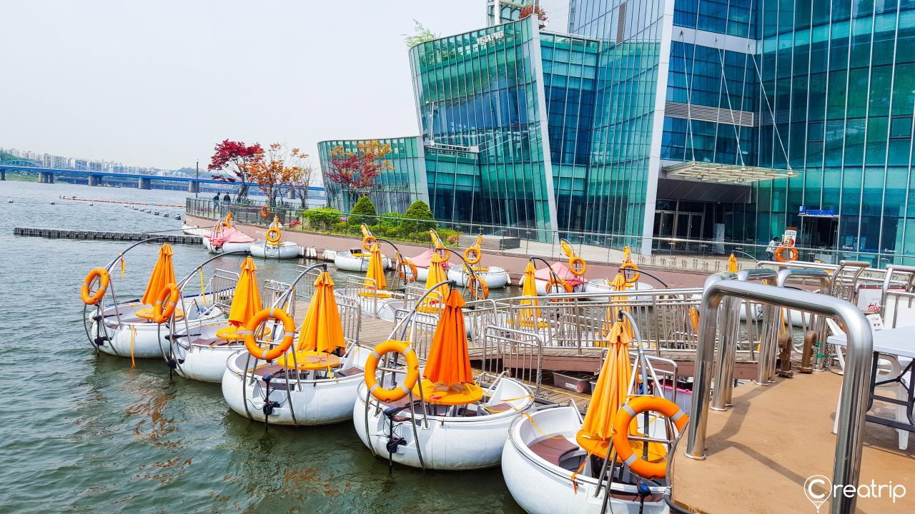 Sebit Island skyline with boats on water, a Seoul landmark for urban leisure and design.