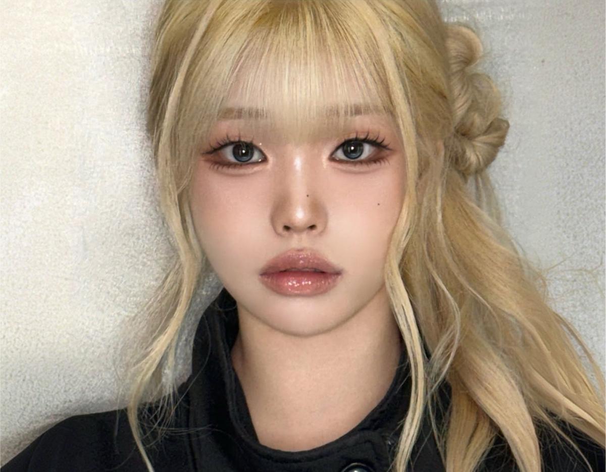 ORARE Cheongdam client with long blonde hair, side bun, blunt bangs, glossy nude lips and soft brown eye makeup