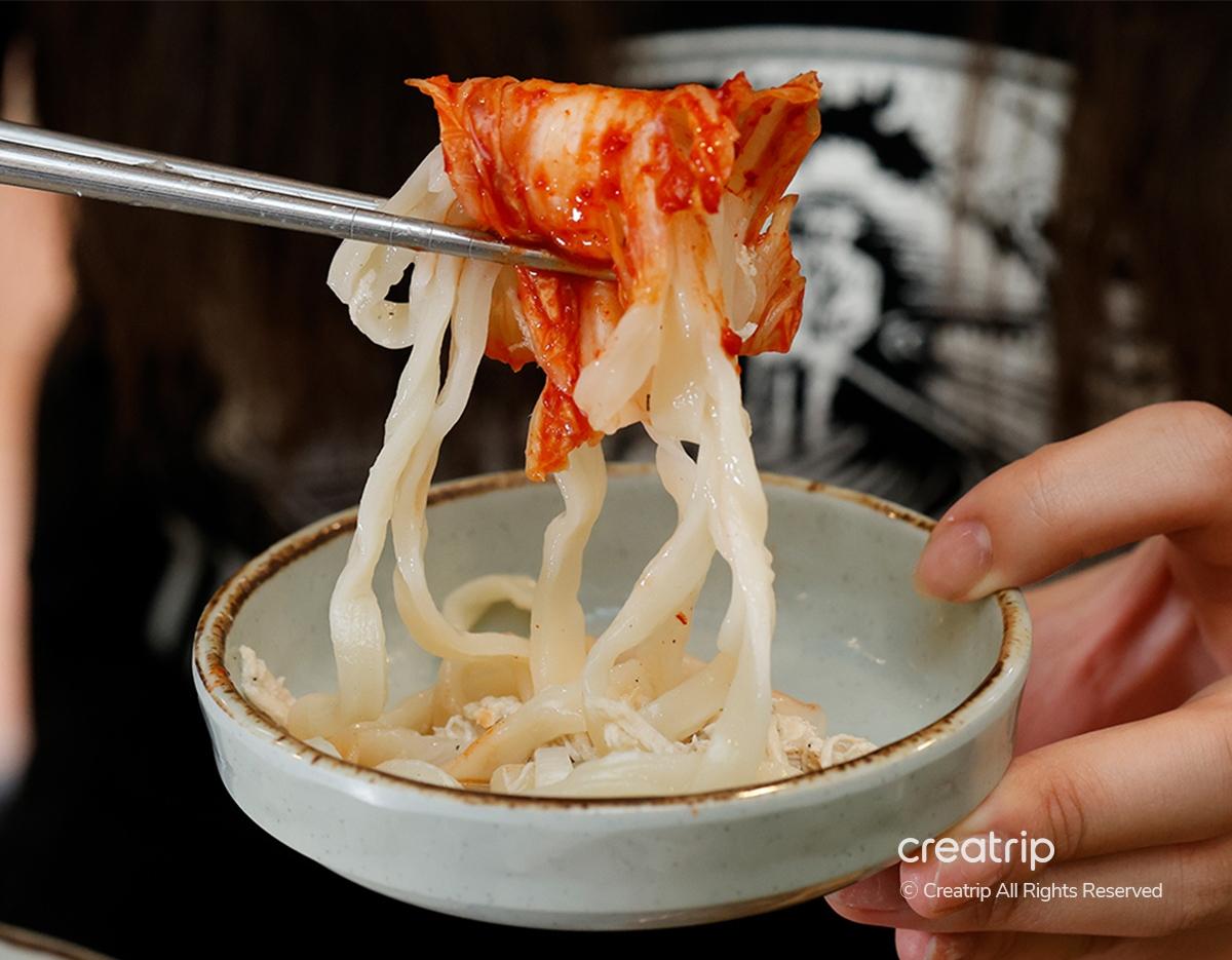 慢熬雞湯刀削麵