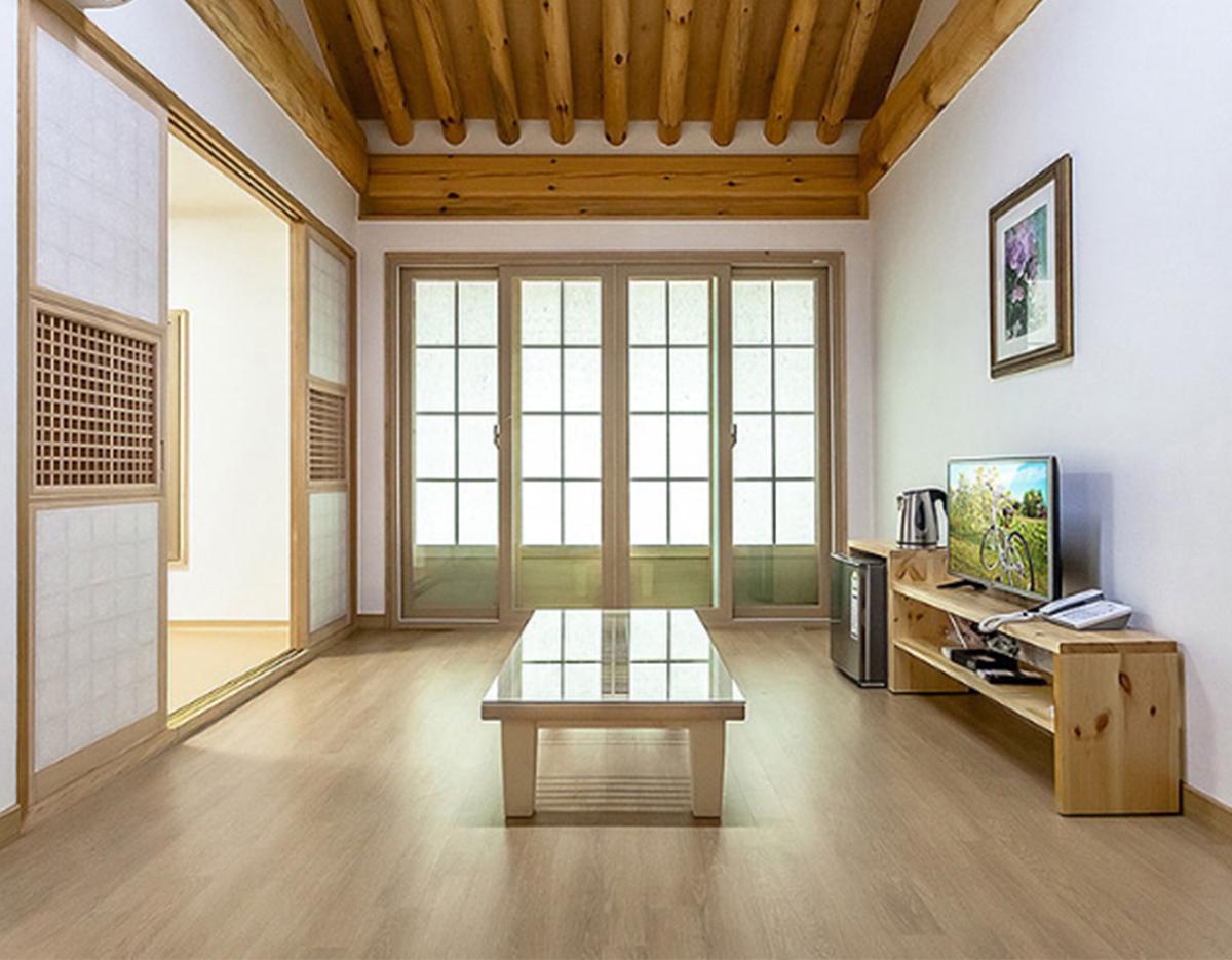 Gangneung Autumn Limited Maple Viewing and Hanok 2Days 1Night Tour