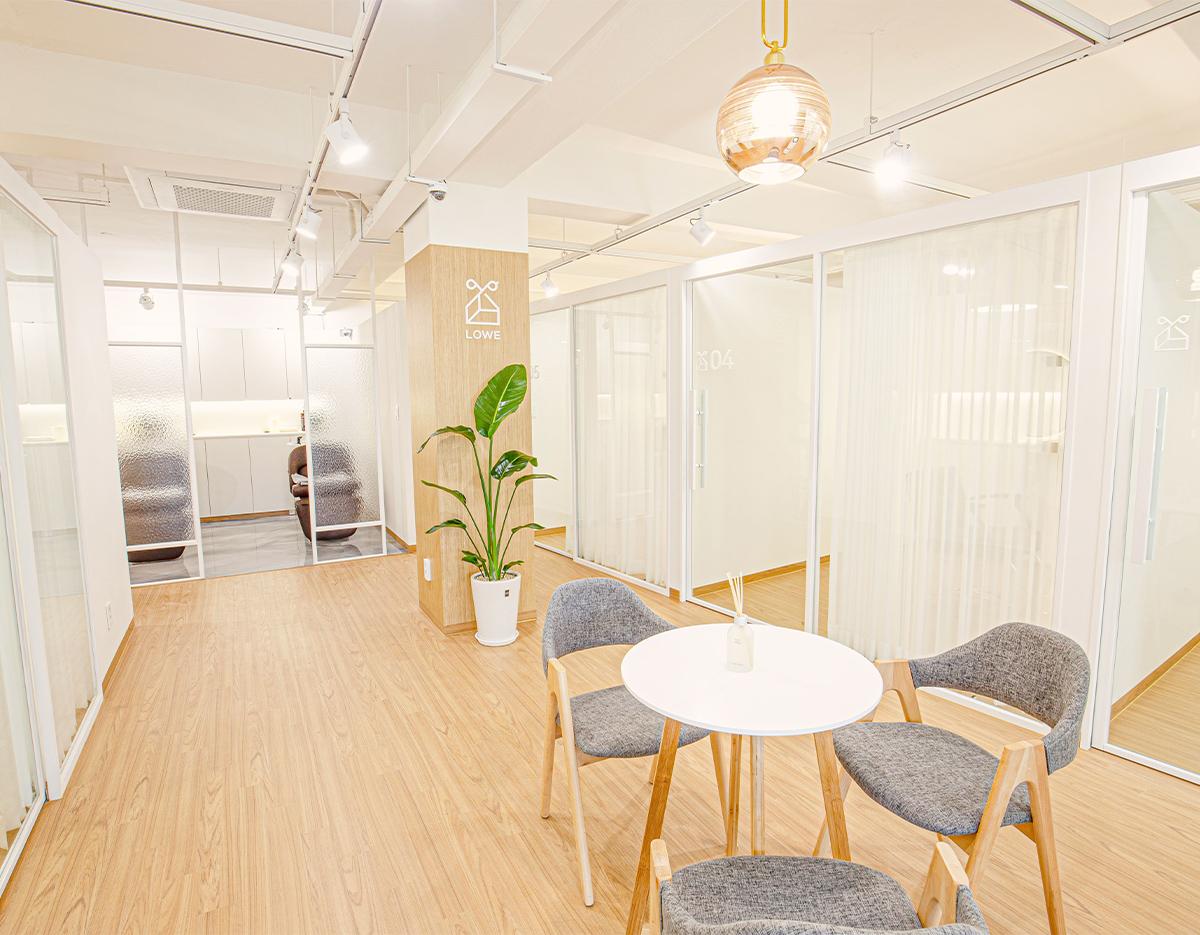 LOWE SINCHON