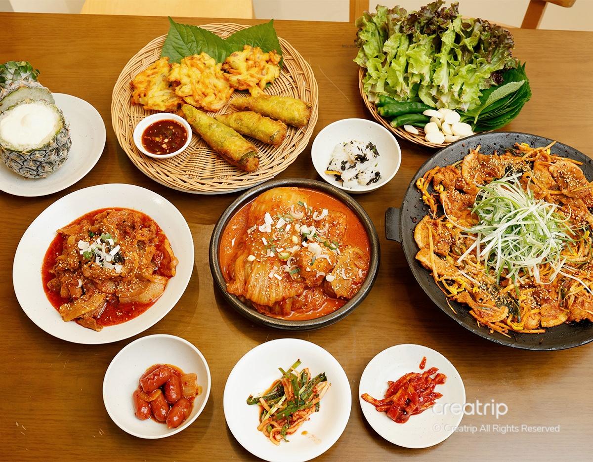 Подача блюд в Jongno Bansanghoe