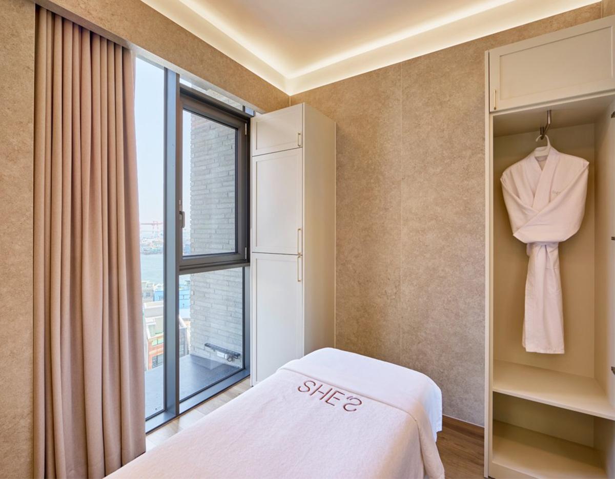 SHE'S Plastic Surgery