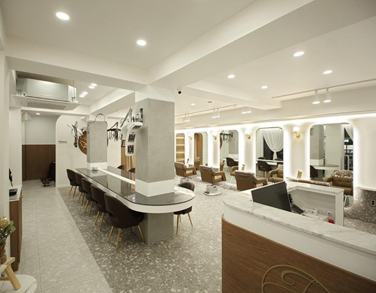 Salon de by first