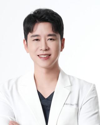 Director Hong Won-kyu
