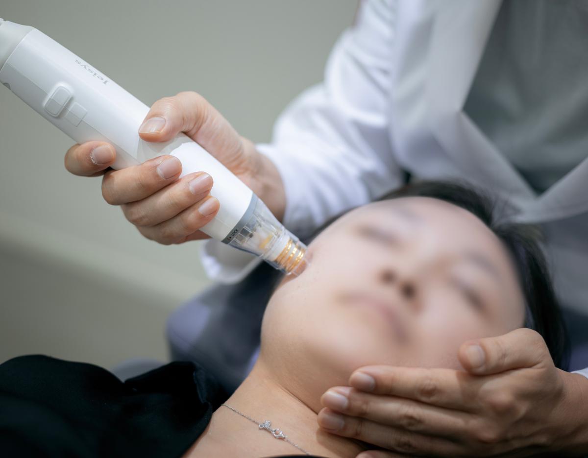 white doctor's sleeve with red patch reading "피부과 전문의" (dermatology specialist) at 마포 타임리스피부과 clinic
