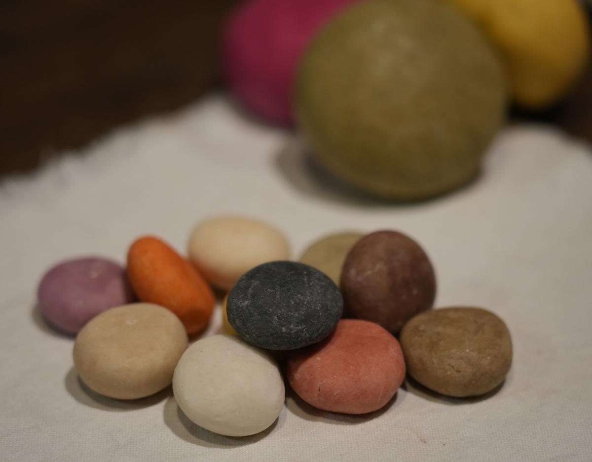 assorted small round natural shampoo bars in various colors arranged on white cloth at 북촌다락방 안국 class