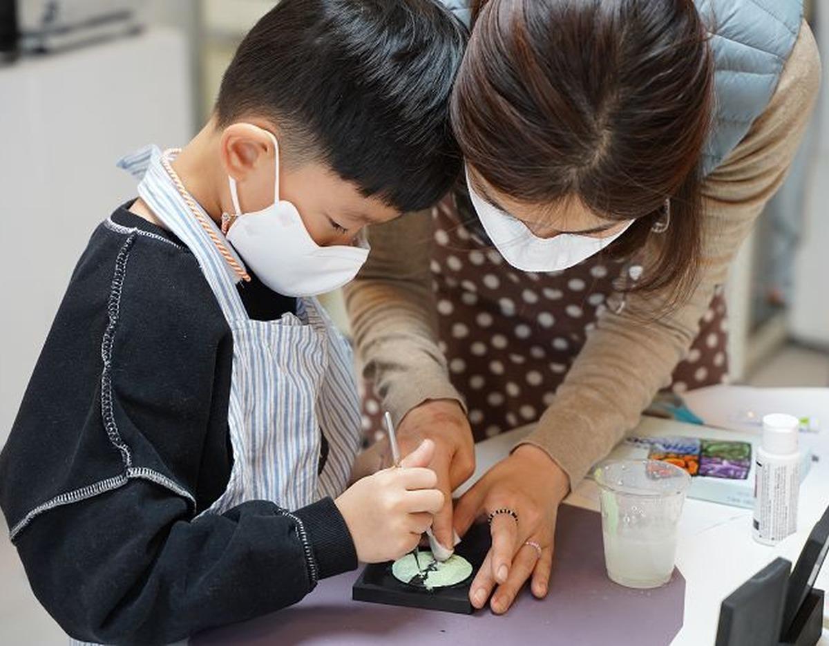 Painting process for the Woryeonggyo Bridge plaster mood light