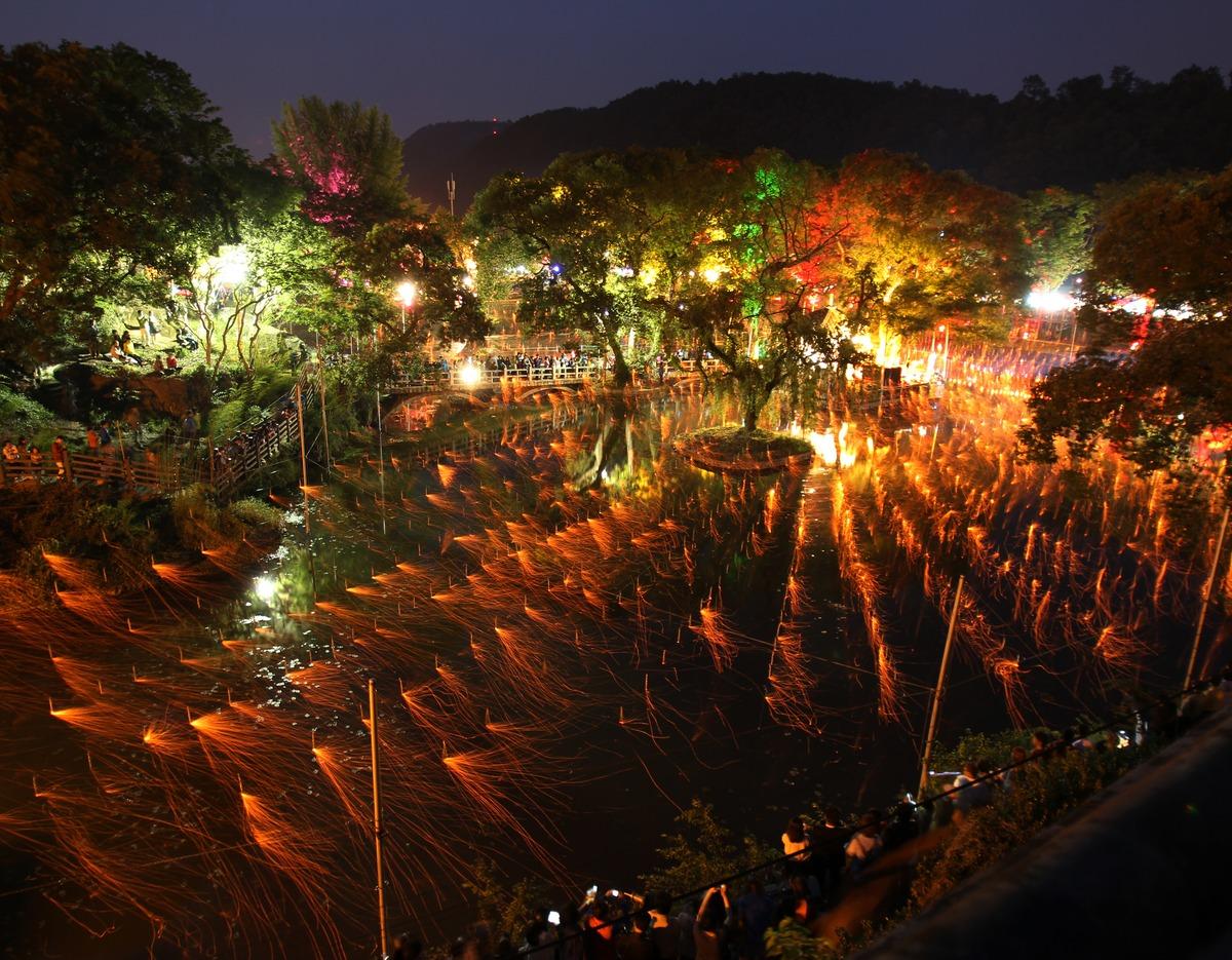 Haman Nakhwa Nori fire show with glowing sparks and festival lights